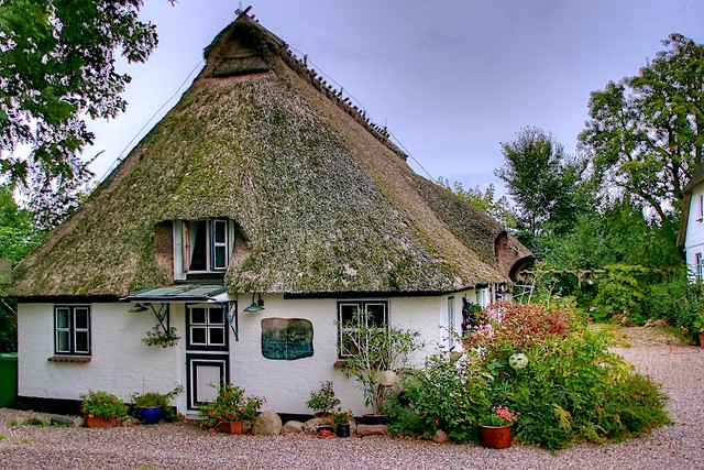 (1196) Brodersby / thatched cottage