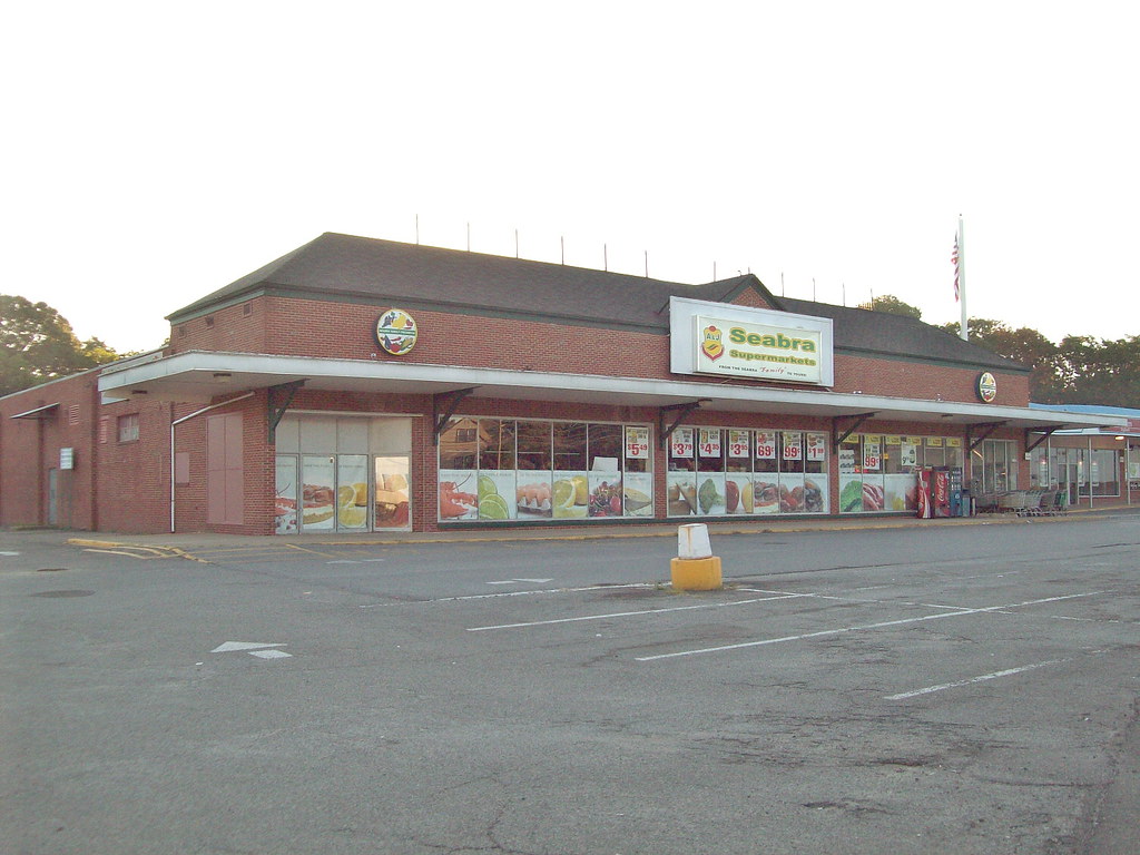 Former Riverside A&P Fairview St Front 3 | Another front vie… | Flickr