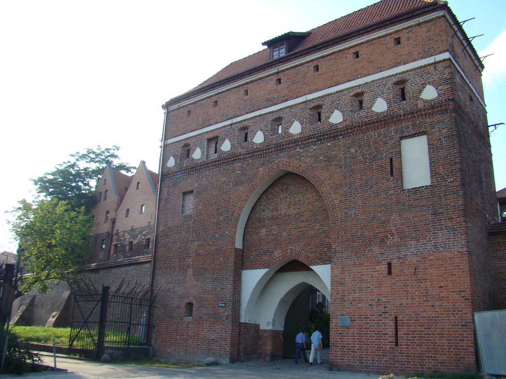 Puerta del Monasterio muralla Torun Polonia 03