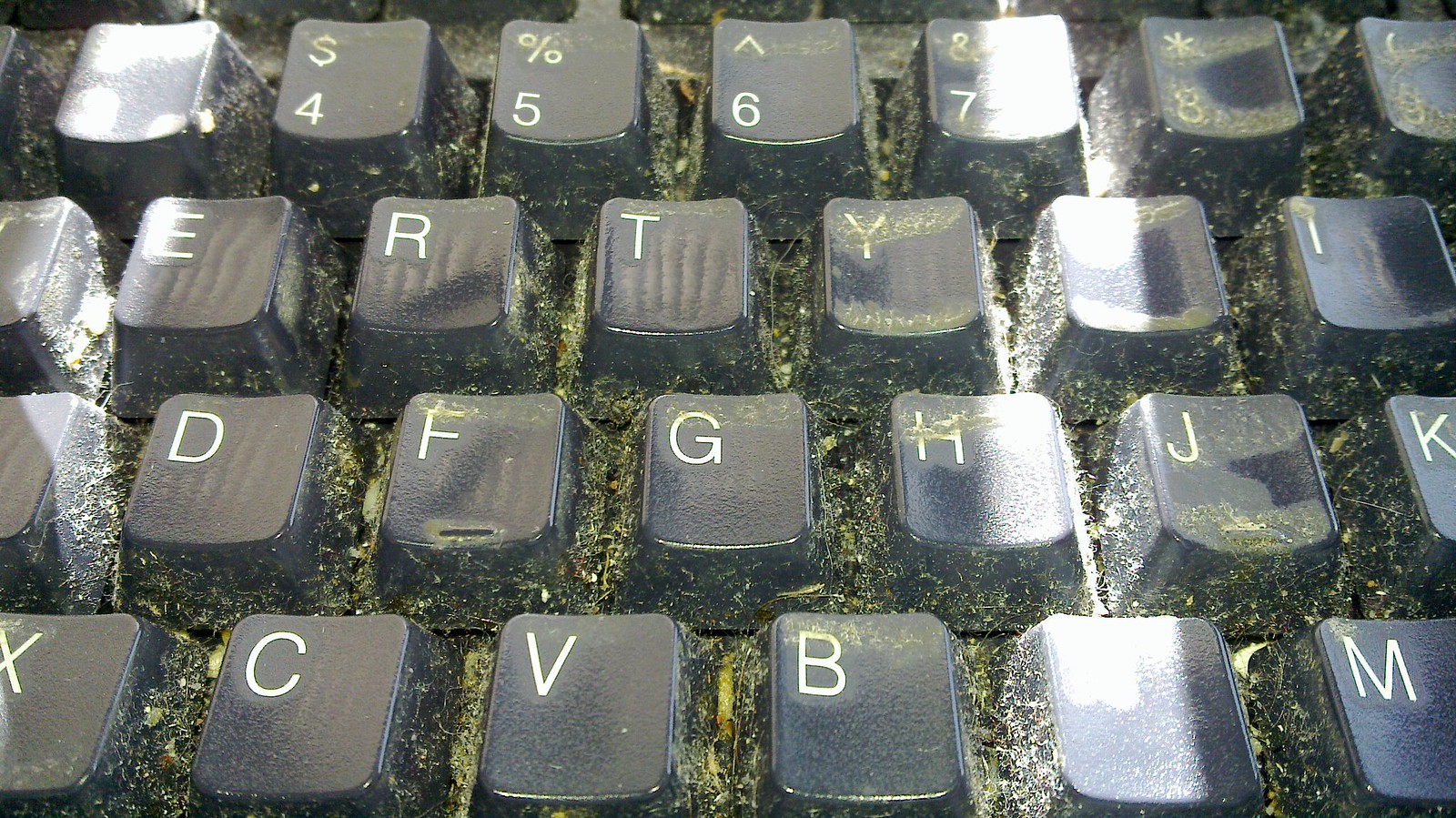 Клавиатура некорректно. Грязная клавиатура. Клавиатура в пыли. Старая грязная клавиатура. Крошки в клавиатуре.