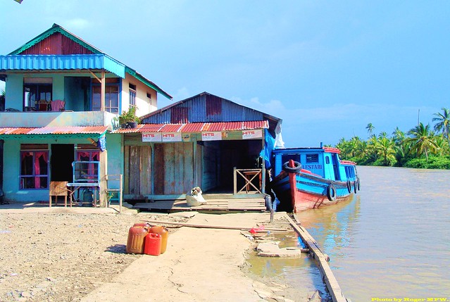 印尼-西加-假獅渡船碼頭附近的民房1 (Houses near ferry wharf, Jawai, Kalimantan Barat, Indonesia)