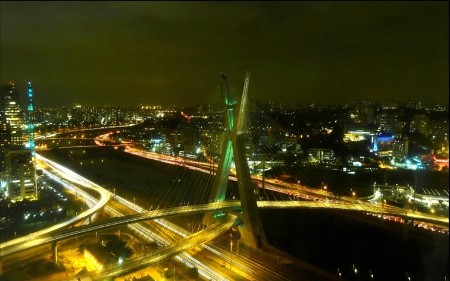 Ponte Estaiada bridge at night, São Paulo (Ponte Octávio Frias de Oliveira)