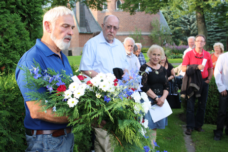 2. Ordförande Lasse med blomma.
