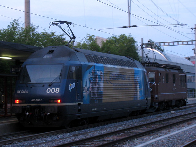 Lokzug 39071L mit BLS Lokomotive Re 4/4 braun 174 Frutigen + BLS Lokomotive Re 465 008 - 1 mit Taufname Niederhorn und Werbung für GOLDENPASSLINE am Bahnhof in Bern Bümliz Nord in der Schweiz