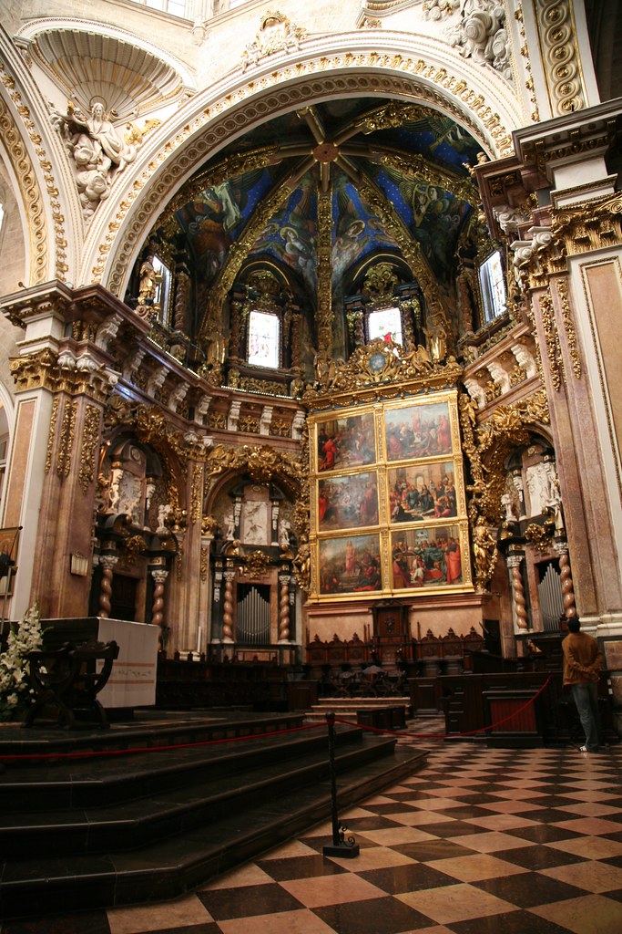 Catedral de Santa María de Valencia: The interior of a large ornate dome structure with religious paintings, and various gold flourishes and decorations. 