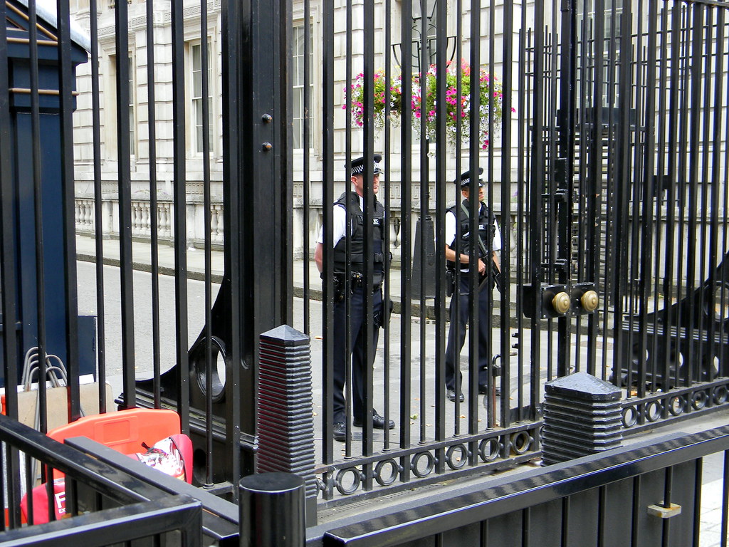 Police Guard Post police guards armed downing street through gate Whitehall … | Flickr
