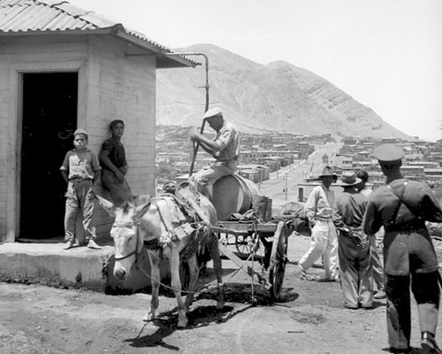 El aguatero, tocopilla 1954,  en  La aguada de calle Santa Rosa esquina Guillermo Matta.       Archivo Fotográfico obra de Domingo Ulloa Aguateros