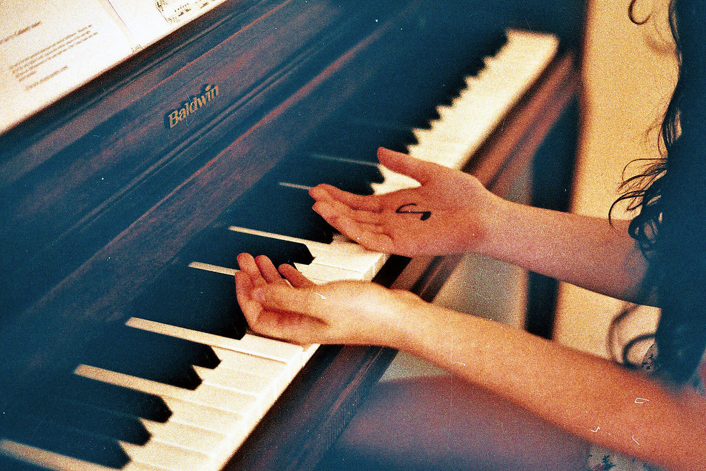 Стоять около рояли. Фотосессия с роялем. Девочка за пианино. Брюнетка за фортепиано. Девушка за пианино со спины.