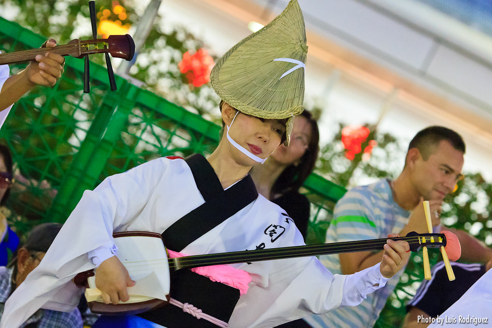 Tocando un shamisen en el festival Awa Odori de Tokushima