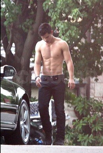Taylor Lautner toples Abduction01