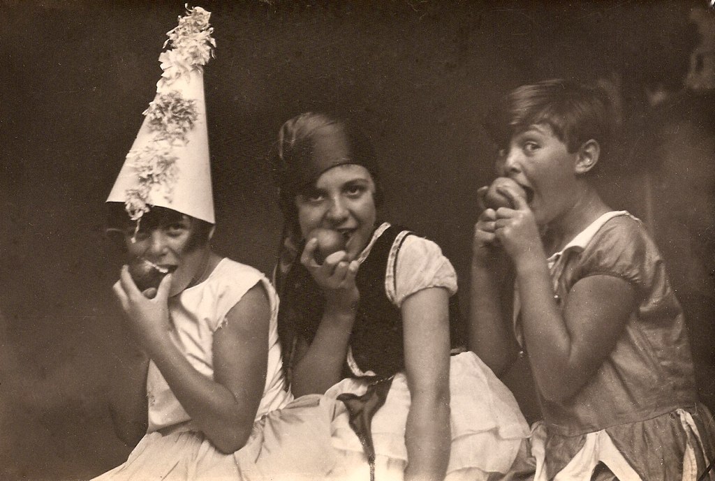 Drei Mädchen essen Äpfel