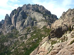 Punta Buvona avec sa vire herbeuse de montée à la brèche de l'arête SE