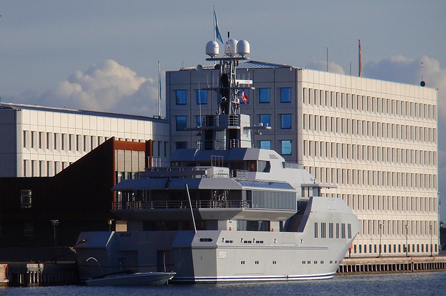 Yacht SKAT / Maersk Building