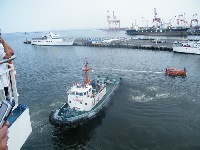 Tug helps Superferry 12 from Pier 15 Manila South Harbor