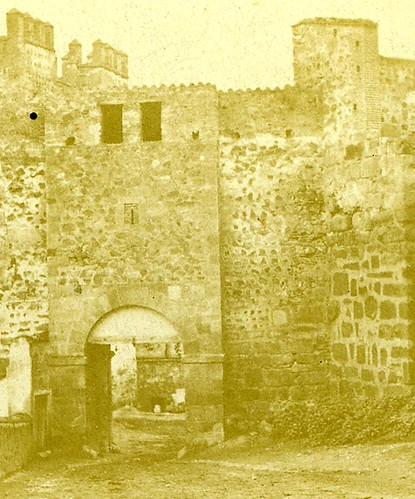Parte trasera de la Puerta de Alcántara antigua situada junto al Puente de Alcántara y demolida en julio de 1864. Fotografía estereoscópica de Eugene Sevaistre y Alexis Gaudin