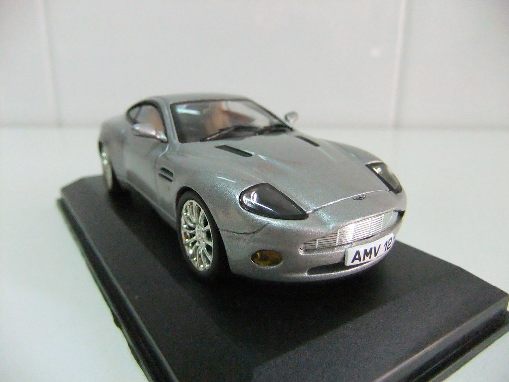 Miniature Altaya IXO Aston Martin V12 Vanquish Argent 1/43 - Occasion Très Bon État