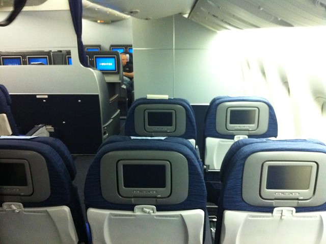 Pleasantly surprised to find the new @UnitedAirlines 777 economy class. Hello AVOD. cc @RunwayGirl