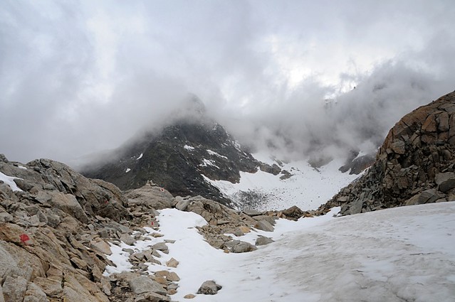 d1003045 | Blick zum wolkenverhangenen Becher (3192 m). Stubaier Alpen, 06.09.2010