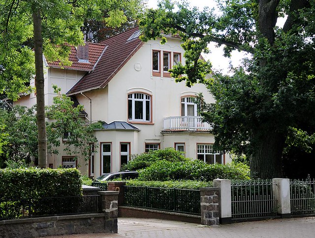 7078 Villa in Hamburgs Vorort Rahlstedt mit hohen Bäumen.