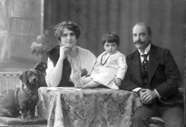 18. И.М. Алиханов с женой  и дочкой Лизой