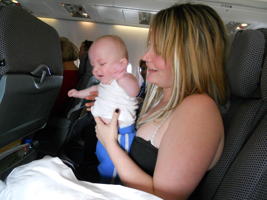 Со скольки лет можно летать в самолете. Младенец в самолете. Люлька в самолете для ребенка. Самолет для малышей. Мама с ребенком в самолете.