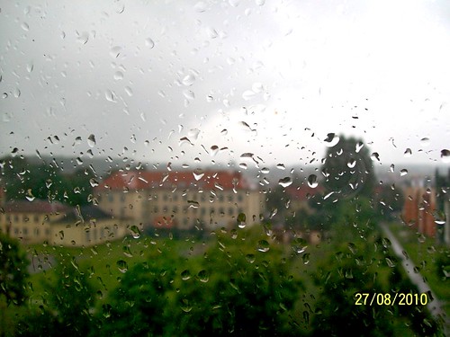 city summer rain town view poland polska august rainy polen windowpane raindrop 2010 widok deszcz kropla elblag elbląg mokry elbing
