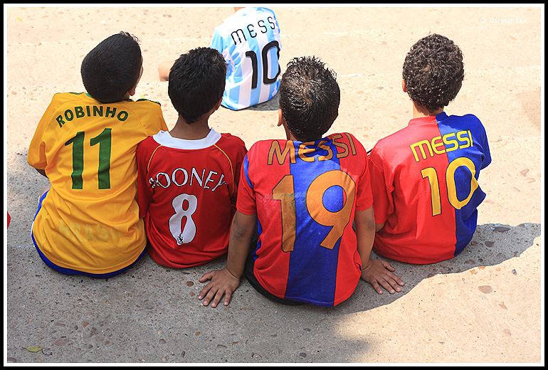 JMF147873 - Un colegio de niños donde se está jugando un partido. Messi y el Barca ganan por goleada en El Cairo