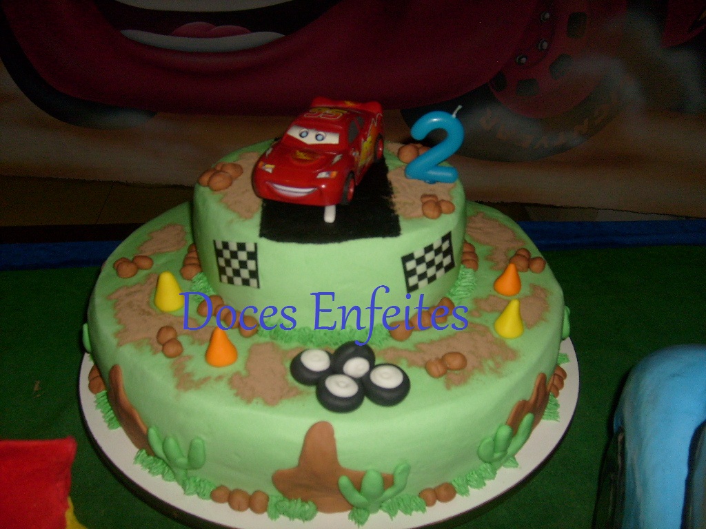 Bolo Carros (Disney - Cars Cake), O carrinho do bolo é de b…