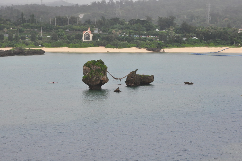 Shimenawa Between Two Rocks, Cape Manza | Shimenawa (標縄・注連縄・… | Flickr