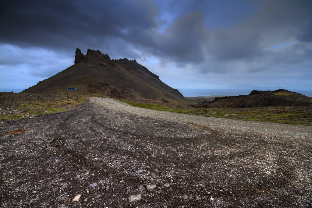 El Snæfellsjökull (Glaciar de Snæfell) es un estratovolcán situado en el oeste de Islandia. Aunque su nombre sea Snæfell, suele llamarse normalmente "Snæfellsjökull" para diferenciarlo del resto de montañas con dicho nombre[cita requerida]. Su situación geográfica se encuentra exactamente en la parte del extremo oeste de la península de Snæfellsnes. En ocasiones puede ser observado desde Reykjavík, sobre la bahía de Faxaflói, a una distancia aproximada de 120 kilómetros.

Esta montaña es uno de los parajes más famosos de toda Islandia, principalmente debido a la novela Viaje al centro de la Tierra (1864), escrita por el autor francés Julio Verne, en la que, los protagonistas, en Snæfellsjökull, encuentran la entrada a un pasaje que los conducirá al centro de la Tierra.