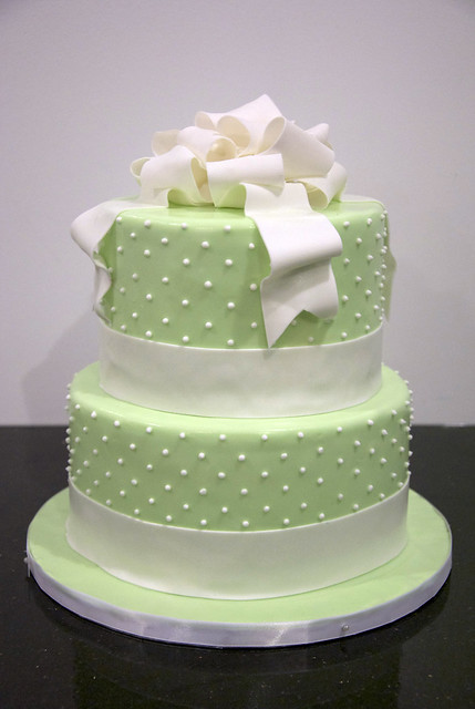 W9101 - dotted wedding cake