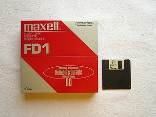 Krabice 8palcových disket Maxell FD1 (vpravo 3,5palcová disketa pro srovnání)