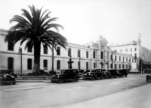 El Edificio del Ministerio de Guerra frente a la Moneda. 1925 Santiago de Chile