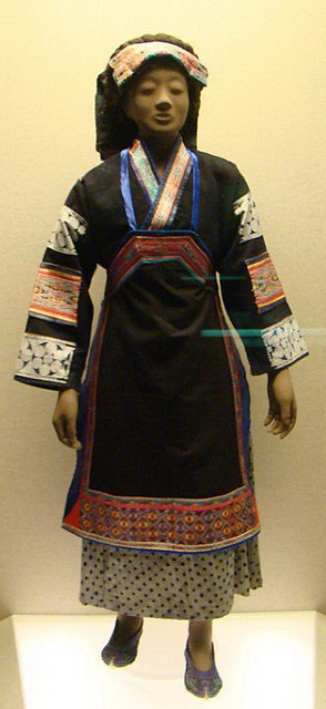 vestido de mujer minorías étnicas Museo de Shanghái China 02