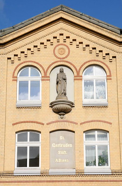 6426 Fassade des St. Gertruden Stifts. Gelber Klinkerbau in der Buergerweide