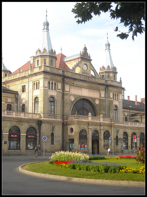 Building of railway station in Pécs / Vasútállomás épülete