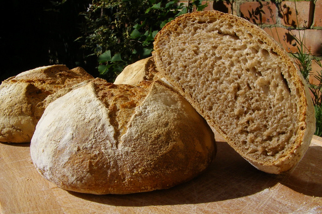 Хлеб в духовке калории. Ржаной хлеб. Финский ржаной хлеб на закваске. Серый хлеб. Хлеб серый бездрожжевой.
