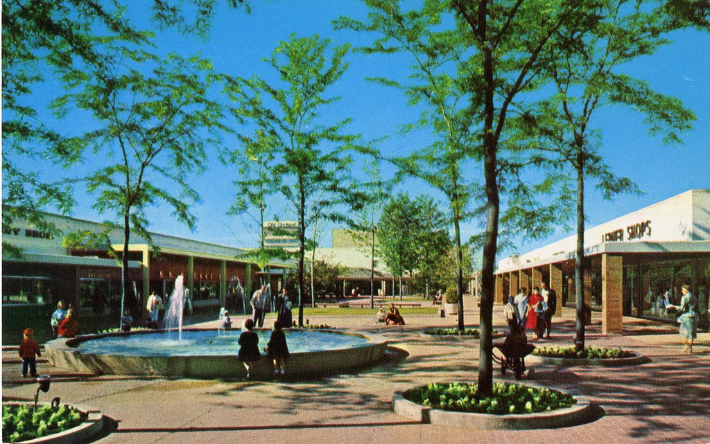 Old Orchard shopping center fountain Skokie IL, Skokie Blvd…