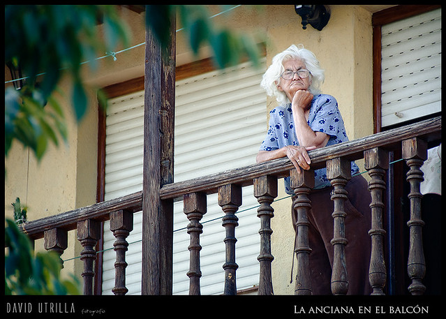 La anciana en el balcón