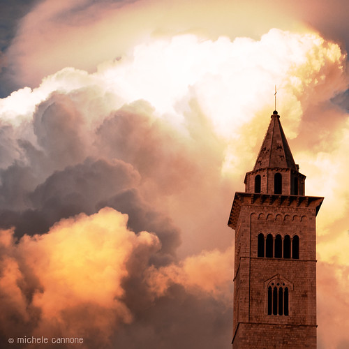 Trani: sfarzo medioevale (EXPLORED #30) by Michele Cannone, Trani: sfarzo medioevale. Foto scattata durante un meraviglioso tramonto che proiettava un'affascina
