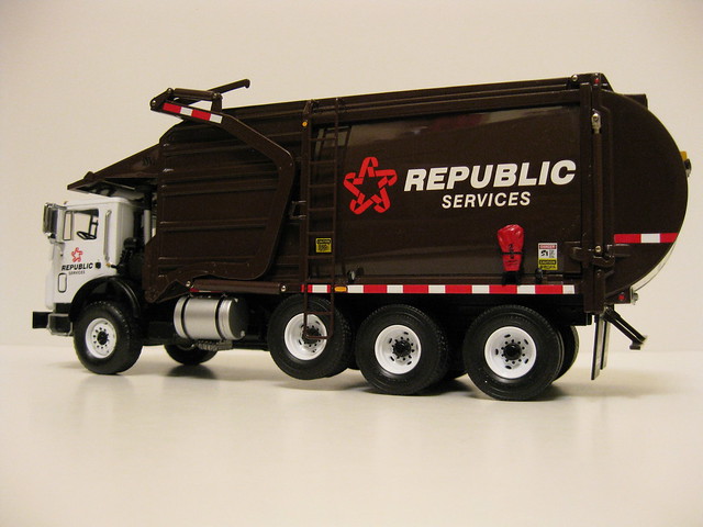 First Gear Republic Services front load trash truck.