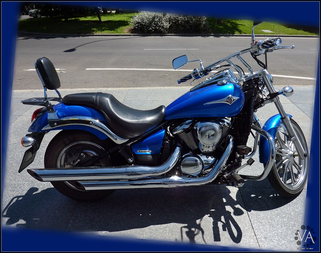 Beautiful metallic-blue Kawasaki motorcycle Vulcan 900 Cus… |