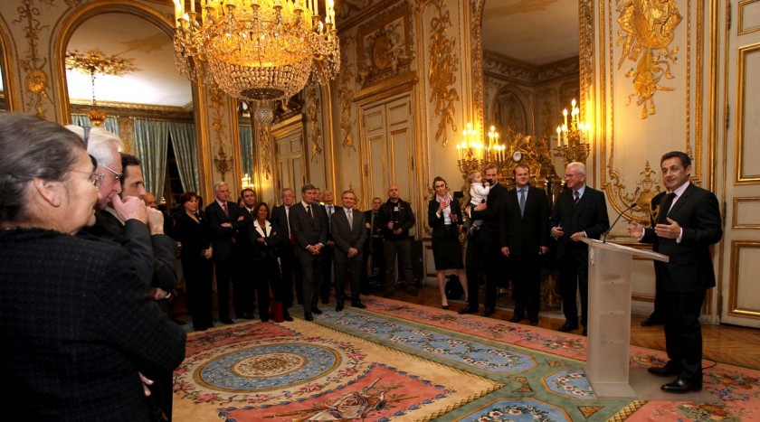 Hans-Gert Poettering est décoré par le Président Nicolas Sarkozy