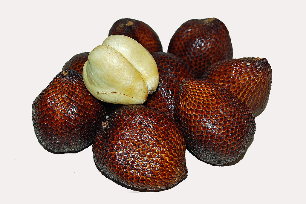 Salak | Also known as snake fruit due to the reddish-brown s… | Flickr