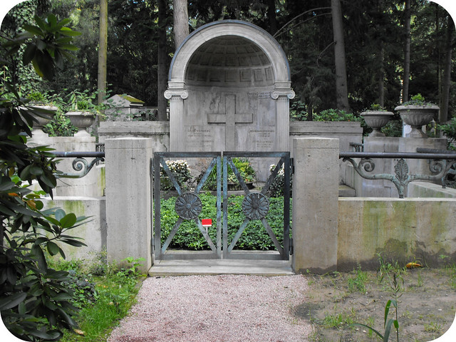 Tomb of Arthur and Wilhelmine von Weinberg