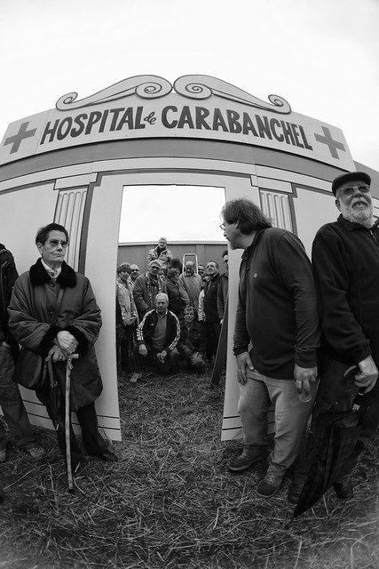 Vecinos levantan un hospital de Madera