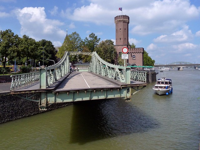 Swing Bridge in Cologne / Drehbrücke im Kölner Rheinauhafen