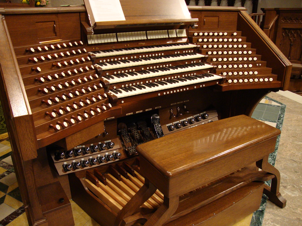 Интегрированный орган. Старинный орган. Домашний орган. Маленький орган.