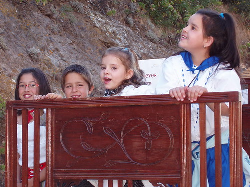 Nuria Suárez Trujillo niños en el catre.romeria san isidro Artenara 2010