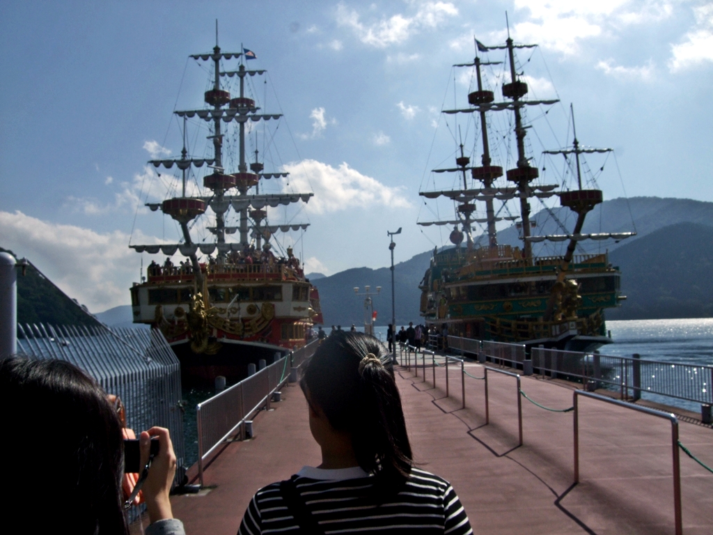 要搭海賊船囉 這個船 我之前跟阿貓來日本就有搭過了 數十年後重遊舊地 一樣很新鮮 Pan Vanessa Flickr